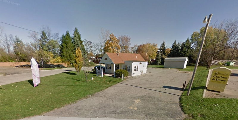 Dads Drive-In (Varsity Drive-In, D&D Drive-In, Stewarts) - 5095 S Saginaw St  (newer photo)